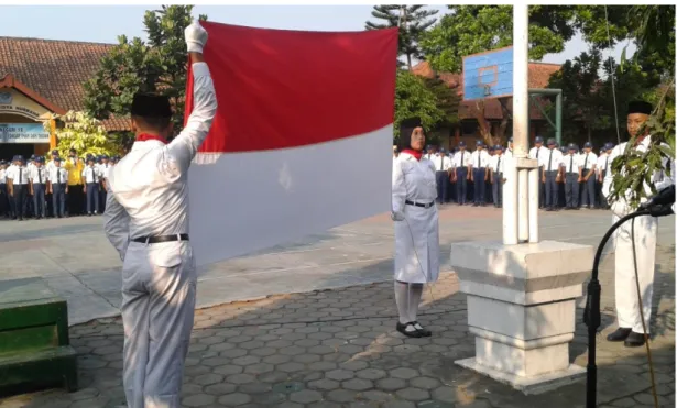Gambar 3 : Proses Pengibaran Bendera Perayaan HUT KEMRI ke 70 pada 17 Agustus  Tahun 2015 di SMP Negeri 12 Magelang