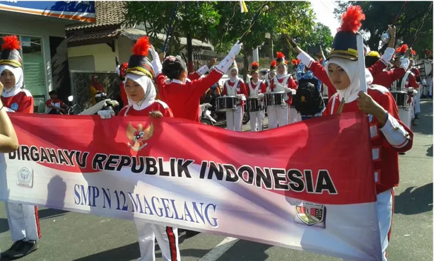 Gambar 9 : Kontingen Pawai dan Penampilan Tim Marching Band SMP Negeri 12  Magelang pada Acara Pawai Perayaan HUT KEMRI ke 70 se-Kota  Magelang