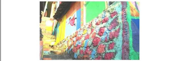 Gambar 3 : Gambar superman yang dilukiskan pada dinding sebuah rumah, serta batu-batu pada talud yang dicat dengan warna yang berbeda dengan plesterannya