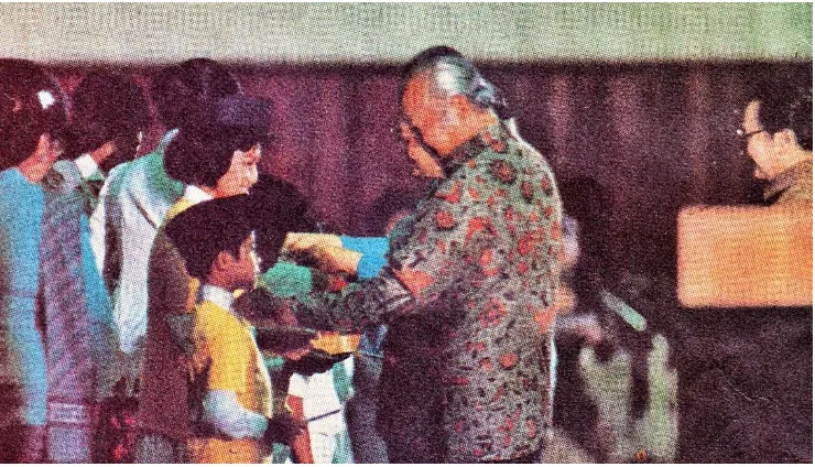 Gambar 3.2. Presiden Suharto dan Ibu Tien bertemu anak Indonesia.  
