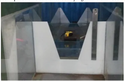 Gambar 6 Pemasangan Model pada Flume 