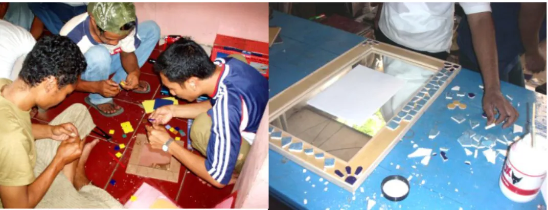 Gambar 4. Kiri dan kanan: para peserta pelatihan mempraktekkan cara memotong keramik 