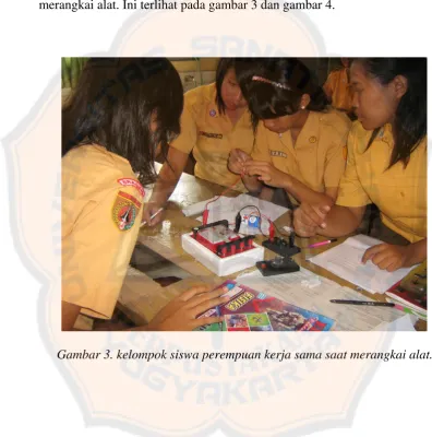 Gambar 3. kelompok siswa perempuan kerja sama saat merangkai alat.  
