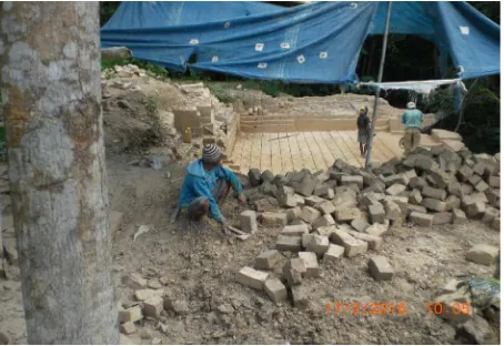 Gambar 4. Batuan Berupa Tuf yang Dimanfaatkan Penduduk sebagai Bahan “Batubata”