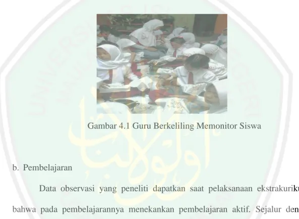 Gambar 4.1 Guru Berkeliling Memonitor Siswa 