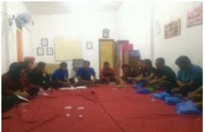 Gambar 4. Tim UMSurabaya melakukan sharing dengan  karang taruna 