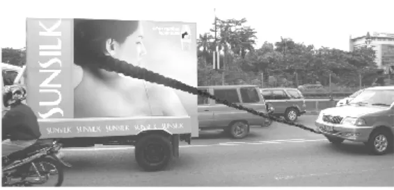 Gambar 1. Contoh Iklan  Sunsilk “Tow Truck”: www.komunikasiana.com, dok. JWT Indonesia, diakses 9 Januari 2012Ambient MediaSumber  