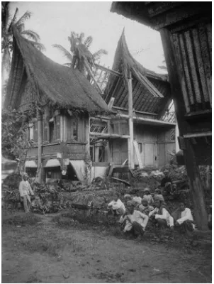 Gambar 2.2. Memperbaiki satu rumah gadang yang dirusak rayap di Palembayan, ±1895. Dari Tropenmuseum, Amsterdam, koleksi #60043205.
