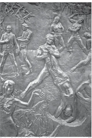 Gambar 2. Detil relief pada Monumen Pancasila Sakti. Perempuan-perempuan anggota PKI menari telanjang, sementara laki-laki komunis membunuh para perwira Angkatan Darat dan membuang mayat-mayat mereka ke Lubang Buaya