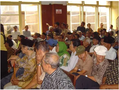 Figure 5.1: Eks-tapol at the Central Jakarta District Courthouse (photograph by the author) 