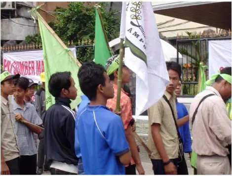 Figure 5.2: Young anti-communist demonstrators outside the Central Jakarta District Courthouse (photograph by the author) 