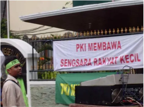 Figure 5.3: Anti-communist banner outside the Central Jakarta District Courthouse. The banner reads "The PKI Brings Misery to the Common People" 