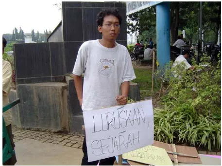 Figure 7.1: Attendee at September 2005 demonstration at the Presidential Palace in Jakarta calling for justice for eks-tapol