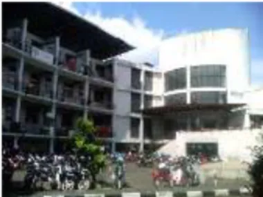 Gambar 1. Bangunan Student Center Itenas Bandung (difoto pada tanggal 4 Februari 2011)