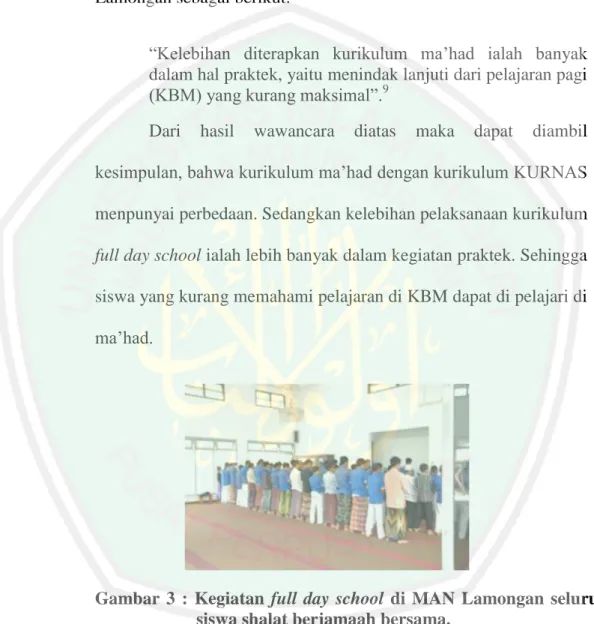 Gambar  3  :  Kegiatan  full  day  school  di  MAN  Lamongan  seluruh  siswa shalat berjamaah bersama