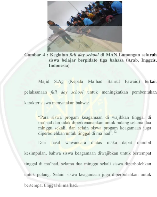 Gambar  4  :  Kegiatan  full  day  school  di  MAN  Lamongan  seluruh  siswa  belajar  berpidato  tiga  bahasa  (Arab,  Inggris,  Indonesia) 