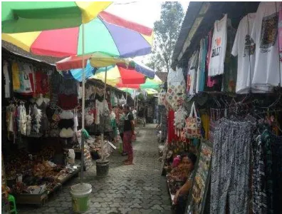 Gambar 3. Kios-kios warga di sekitar situs Pura Tirta Empul (Sumber: Dokumentasi Pribadi, 2017) 
