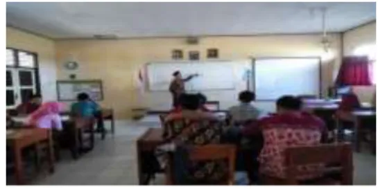 Gambar 4.8 Pendidik Menjelaskan Materi 
