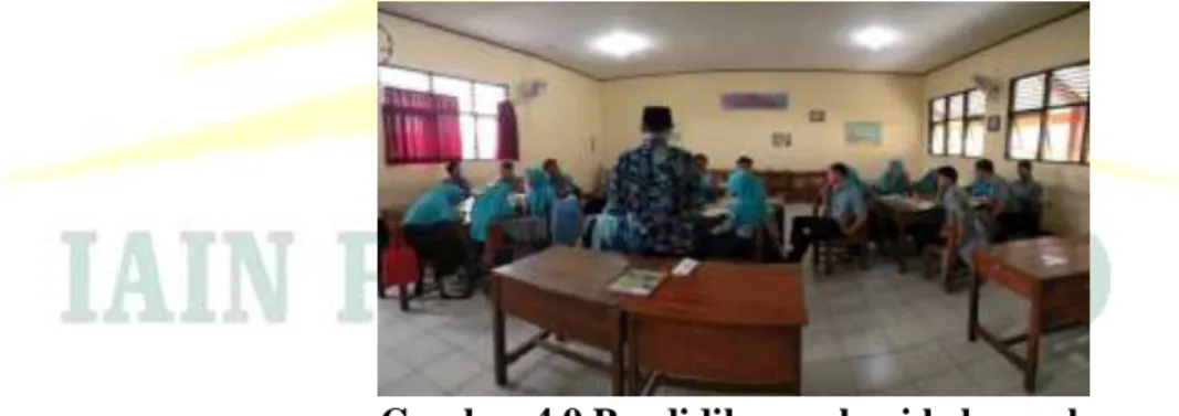 Gambar 4.9 Pendidik membagi kelompok 