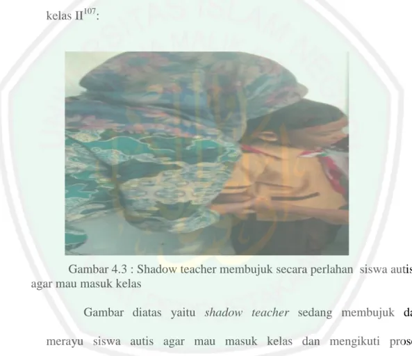 Gambar 4.3 : Shadow teacher membujuk secara perlahan  siswa autis  agar mau masuk kelas  