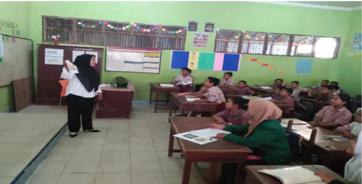 Gambar  XI  :  Guru  bertanya  kepada  siswa  salah  satunya  pertanyaan  penyebab  bangsa  jepang datang ke Negara Indonesia 