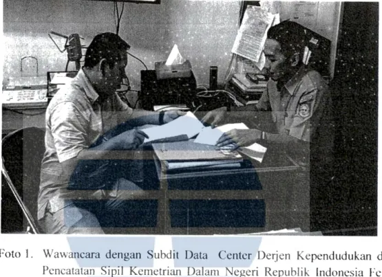 Foto  1.  Wawancara  dengan  Subdit  Data  Cente r  Derjen  Kependudukan  dan  Pencatatan  Sipil  Kemetrian  Dalarn  Negeri  Republik  Indonesia  Fcrdi  Firmansyah pada tanggal  15 Agustus 20 17 