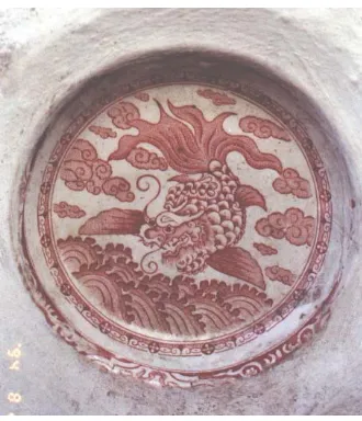 Gambar 6a (kanan).: Piring dengan motif  ikan ini terpasang  pada dinding Keraton Kanoman Cirebon
