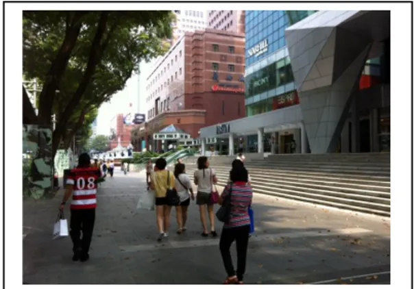 Gambar 2: Orchard Road: Lebar jalur pedestrian  yang dapat mengakomodasi begitu banyaknya  pejalan kaki, sehingga terasa nyaman dan aman  bagi para pejalan kaki 