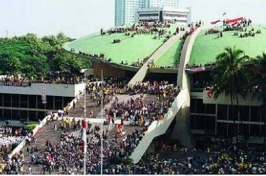 Gambar 7 : Gerakan Reformasi 1998 ditandai dengan pendudukan Gedung MPR/DPR RI oleh ribuan 