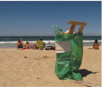 Figura 25- Lixeira de praia abarrotada de lixo. 