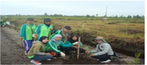 Gambar  1.  Pelaksanaan  kegiatan  penghijauan  KKN  mahasiswi  berbasis  Kompetensi Islami berwawasan lingkungan  