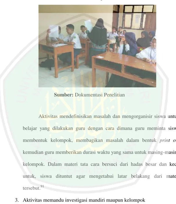 Gambar 4.4 Guru membagikan bahan diskusi
