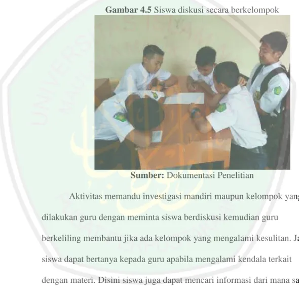 Gambar 4.5 Siswa diskusi secara berkelompok