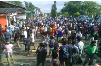 Gambar 2. Suasana saat konflik antar etnis di Sumbawa tahun 2013  (Sumber: Sumitre, 2013) 