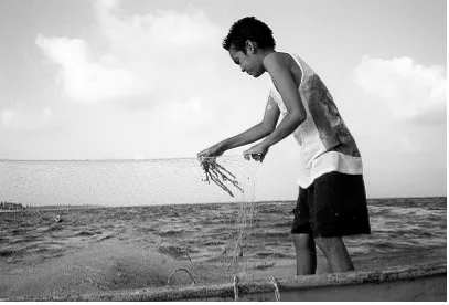Figure 10.  Fishermen using lancear, a small gauge monofilament gill net, in the reef lagoon