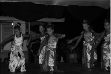 Gambar 4. Beberapa anak usia SD (Sekolah Dasar) menyajikan Tarian Jaipong  pada saat acara malam kebudayaan bersama rombongan dari UNPAR 