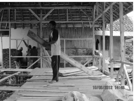 Gambar 8. Beberapa pekerja yang terlibat dalam pembangunan Rumah Budaya. 