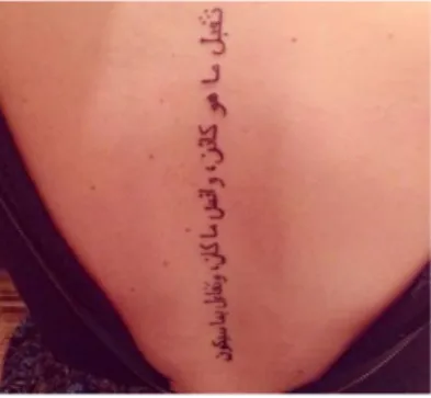 Gambar  (13)  memperlihatkan  seorang  wanita  yang  menatokan  tulisan  Arab  di  lengan  kanannya  dengan  tulisan  تريغت  ،تملعت  ،تيناع 
