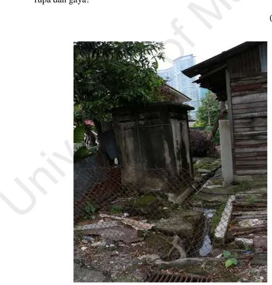 Gambar 4.6: Kelihatan tandas usang yang terletak di luar rumah  (Sumber: Kajian lapangan pengkaji) 