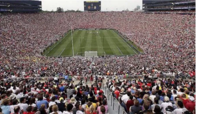 Gambar 1. Tubuh-tubuh penonton sepakbola di  Stadium Football Ann Arbor yang konon diklaim  berjumlah 109.318 orang pada tahun 2014 yang  dicatat oleh asosiasi sepakbola Michigan United  Football Club