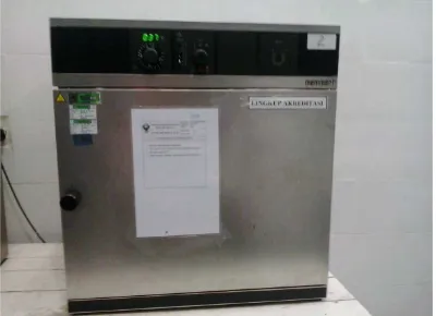 Gambar 1: Sampel yang telah ditanam  dalam media di masukkan ke dalam inkubator pada suhu 35˚C  