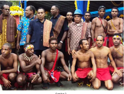 Gambar 2. Masyarakat Suku Arfak di daerahPegunungan Arfak Manokwari, Papua Barat bersama  