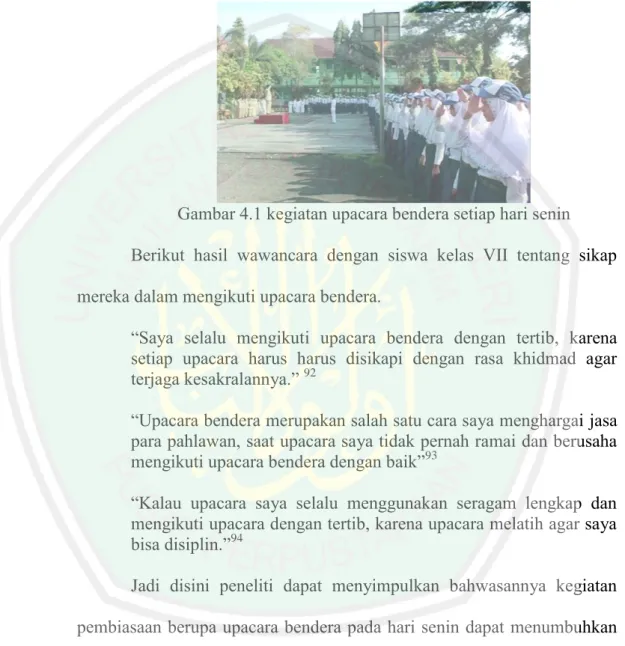 Gambar 4.1 kegiatan upacara bendera setiap hari senin  Berikut  hasil  wawancara  dengan  siswa  kelas  VII  tentang  sikap  mereka dalam mengikuti upacara bendera