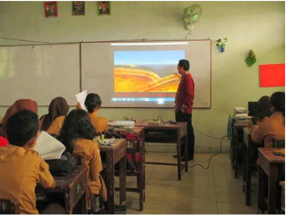Gambar 2.1 Peserta didik mendapatkan rangsangan belajar dari guru dengan diberikan tayangan video yang berkaitan dengan materi 
