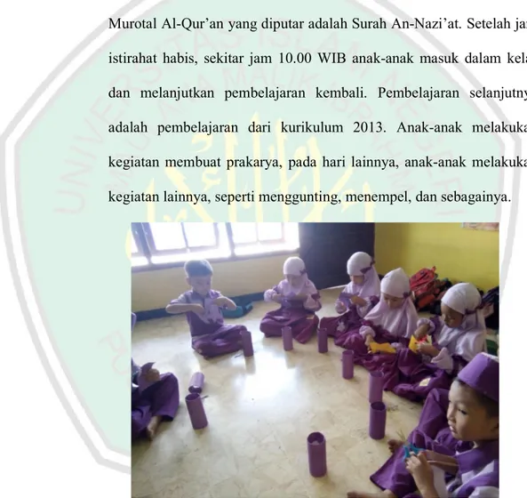 Gambar 4.9 Siswa siswi TKIT An-Nahl Praktek Membuat Prakarya 