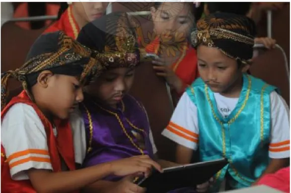 Gambar 2. Anak-anak bermain iPad (bisnis-jateng.com)  B. Wayang Indonesia 