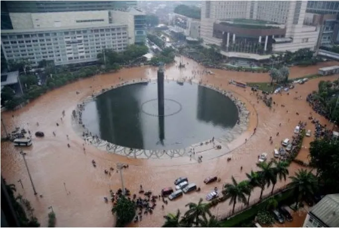 Gambar banjir bandang diatas terjadi pada tanggal 17 Januari 2013 di Jakarta,tepat nya di bundaran Hotel Indonesia (HI)