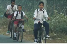 Gambar 5.1 Anak sekolah bersepeda