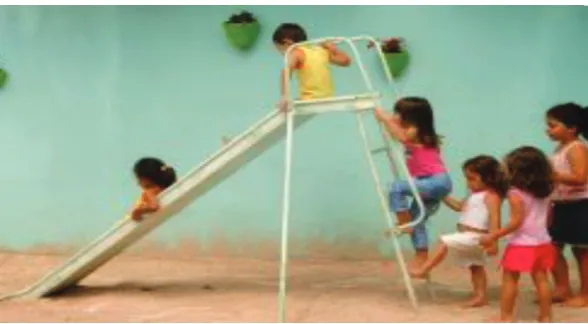 Gambar 5.8 Anak-anak sedang bermain perosotan, merupakan contoh perubahan bentuk energi kinetik dan 