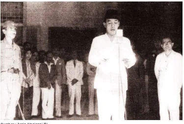 Gambar 1.8 Pembacaan Teks Proklamasi Kemerdekaan Indonesia oleh Ir. Soekarno
